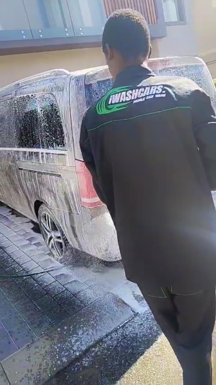 iWashCars Washpreneur foaming a car